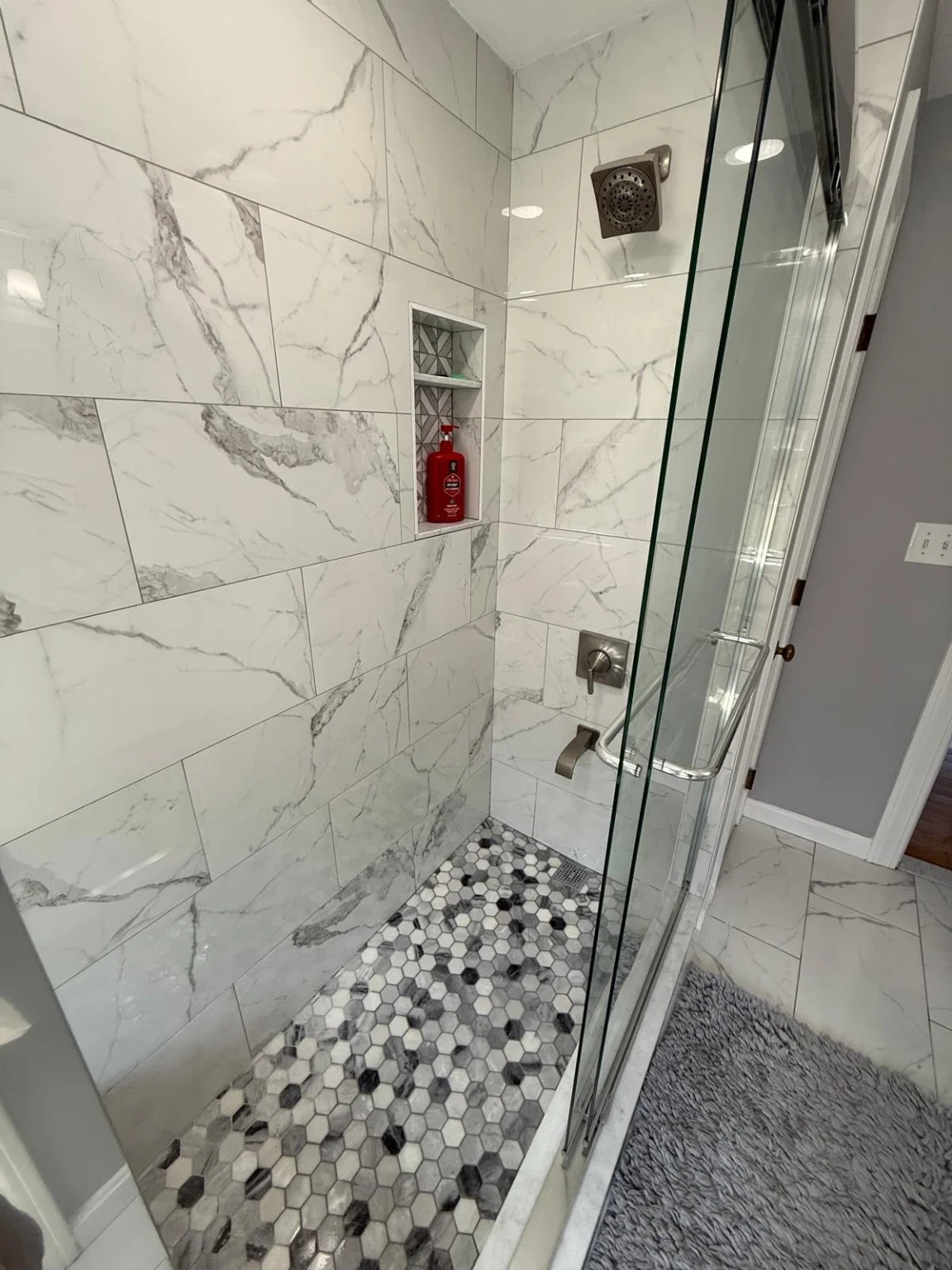 Marble-look tile and mosaic floor details